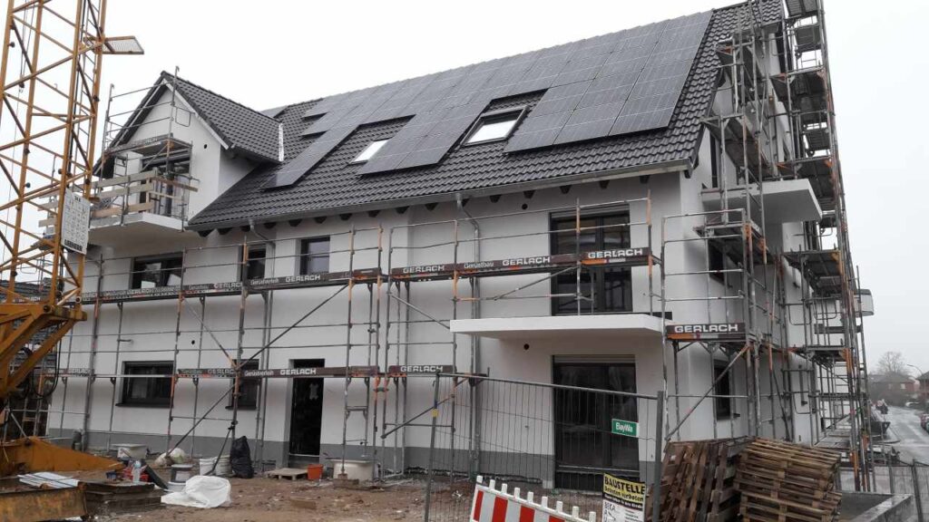Fassade mit eingesetzten Fenstern; Ausbau und WDVS-Vorbereitung.