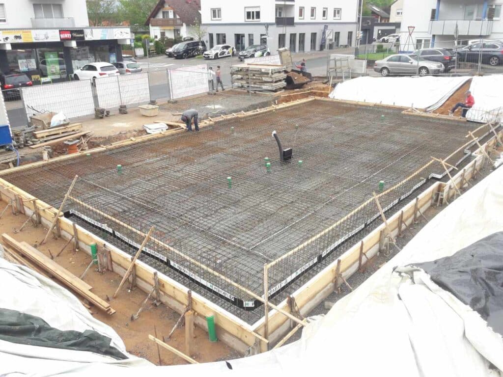 Ausgelegte Stahlbewehrung für die Bodenplatte – Baustelle bereit zum Betonieren.