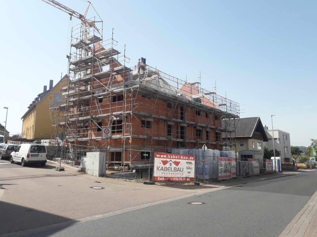 Mehrgeschossiger Ziegelrohbau komplett eingerüstet.