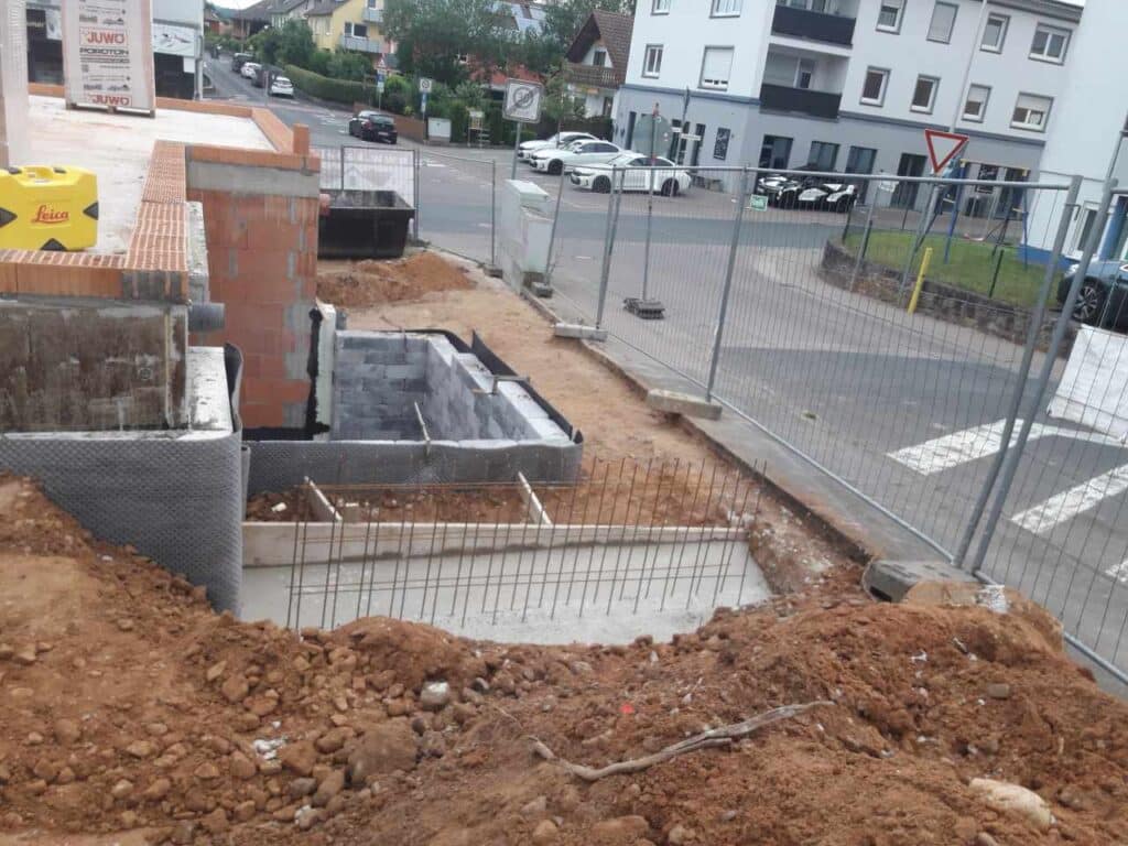 Rampe/Tiefgaragenzufahrt mit Schalung und Betonwänden.