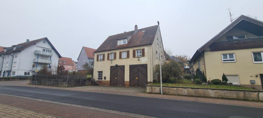 Bestandswohnhaus an der Straße – Ausgangszustand vor dem Abriss